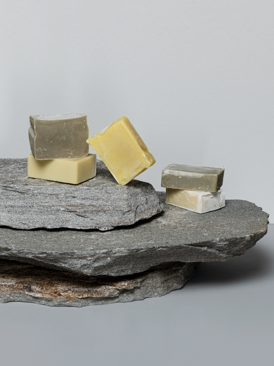 Magrada Lemon & Mint Soap on virkistävä sitruunaa ja piparminttua sisältävä palasaippua, joka sopii täydellisesti keittiöön ja kylpyhuoneeseen. Italialaista luomusitruunaöljyä sisältävä antioksidanttirikas saippua elvyttää ihon verenkiertoa ja antaa terveen hehkun.