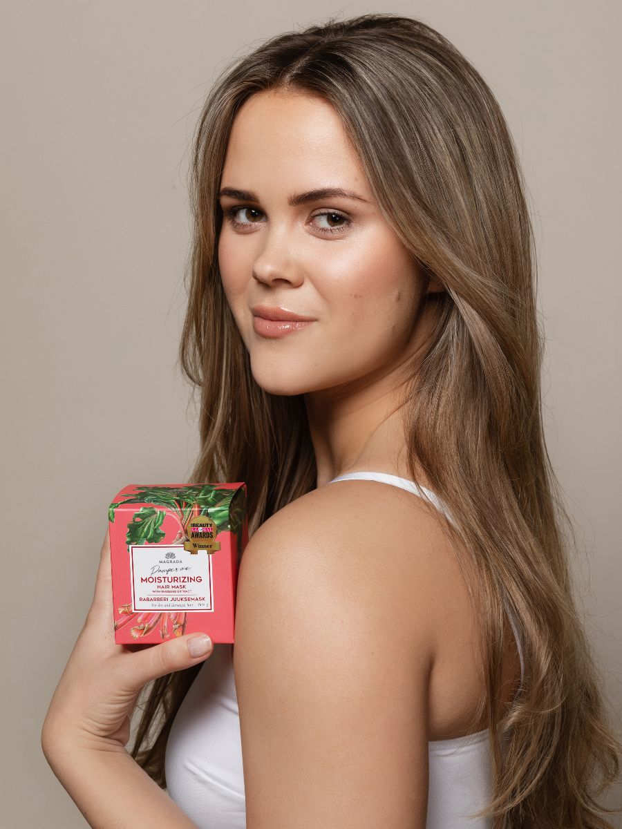 Palkittu Magrada Organic Cosmetics raparperimaski tarjoaa ammattitason tehohoitoa ja ylellistä pehmeyttä vaurioituneille hiuksille.