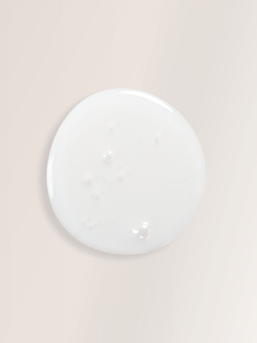 Raparperishampoo sisältää päänahkaa rauhoittavaa raparperijuuriuutetta ja hiuksia vahvistavaa B5-provitamiinia.