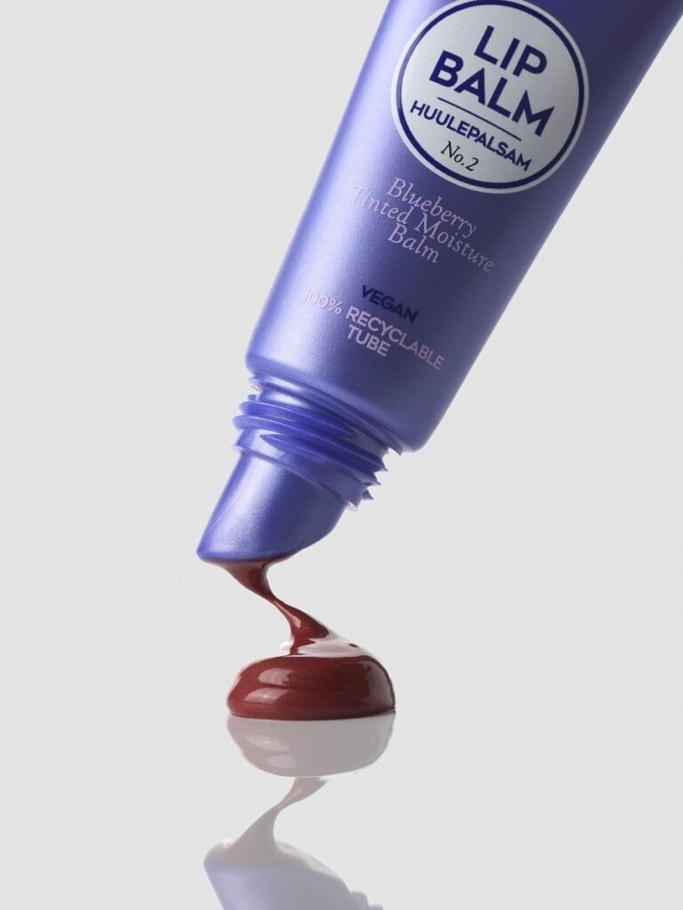 Ympäristöystävällinen pakkaus Magrada Organic Cosmetics Tinted Lip Balm Blueberry 15ml -huulivoitteelle.