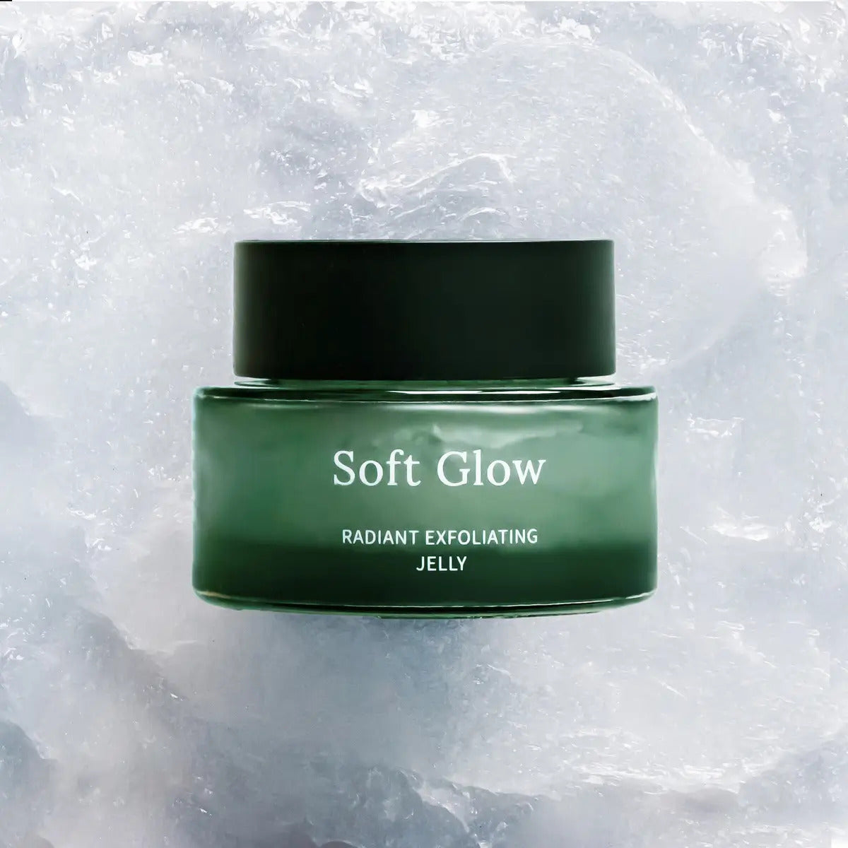 Lähikuva suomalaisena käsityönä valmistetusta Soft Glow Radiant Exfoliating Jelly -kuorintavoiteen purkista.