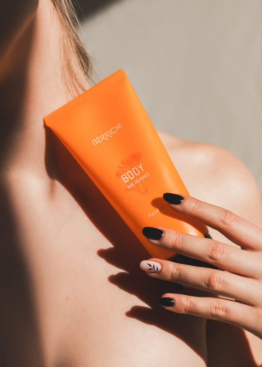 Berrichi Age Defence BODY Cream on kofeiinia ja astaksantiinia sisältävä 200 ml vartalovoide, joka kiinteyttää ihoa.