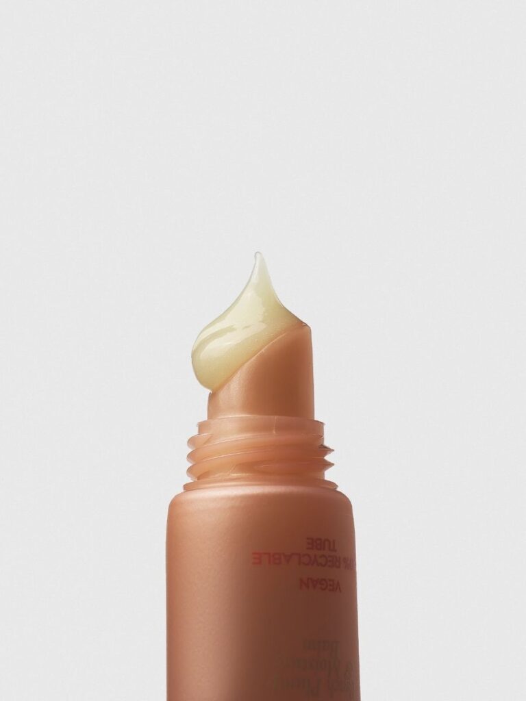Lähikuva Magrada Organic Cosmetics Peach Plump 15ml -huulivoiteen hoitavasta ja persikkaisesta koostumuksesta.