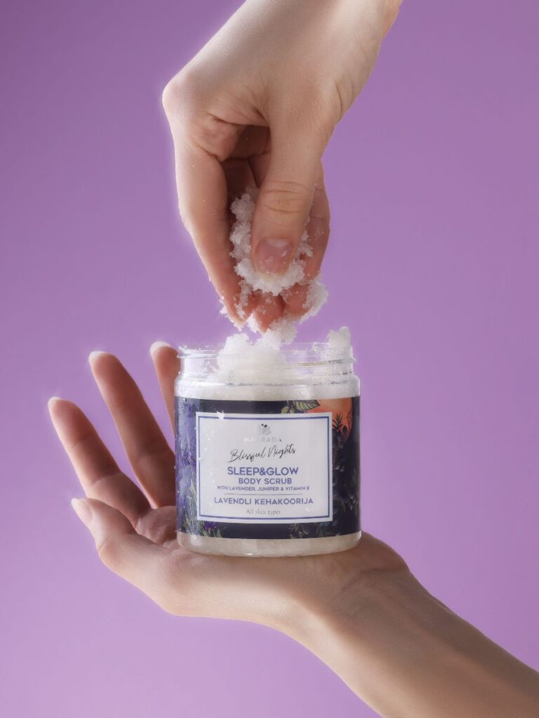 Aromaterapeuttinen Lavender & Grapefruit -vartalokuorinta puhdistaa ja pehmentää ihoa valmistellen kehon lepoon.
