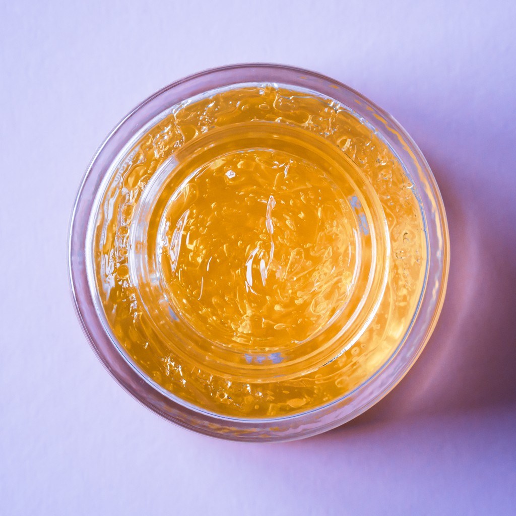 Avattu purkki kultaisella USVA Meadow Flower -puhdistusbalmi