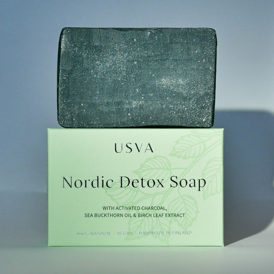 Nordic Detox Soap on suomalaisena käsityönä valmistettu 100 g syväpuhdistava palasaippua tyylikkäässä pakkauksessa.
