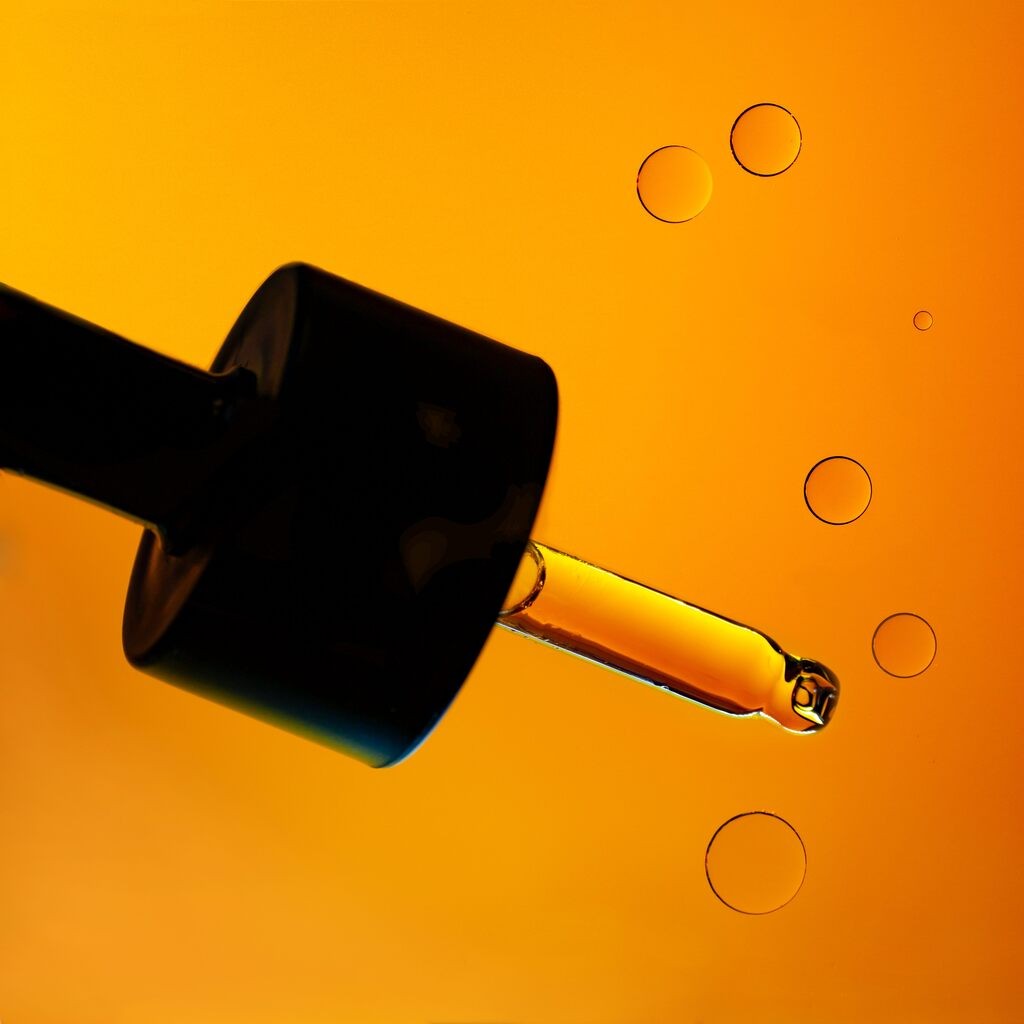 Suomessa käsityönä valmistettu Usva Cosmetics -kasvoöljy imeytyy nopeasti ja antaa kasvoille nuorekkaan, luonnollisen hehkun.