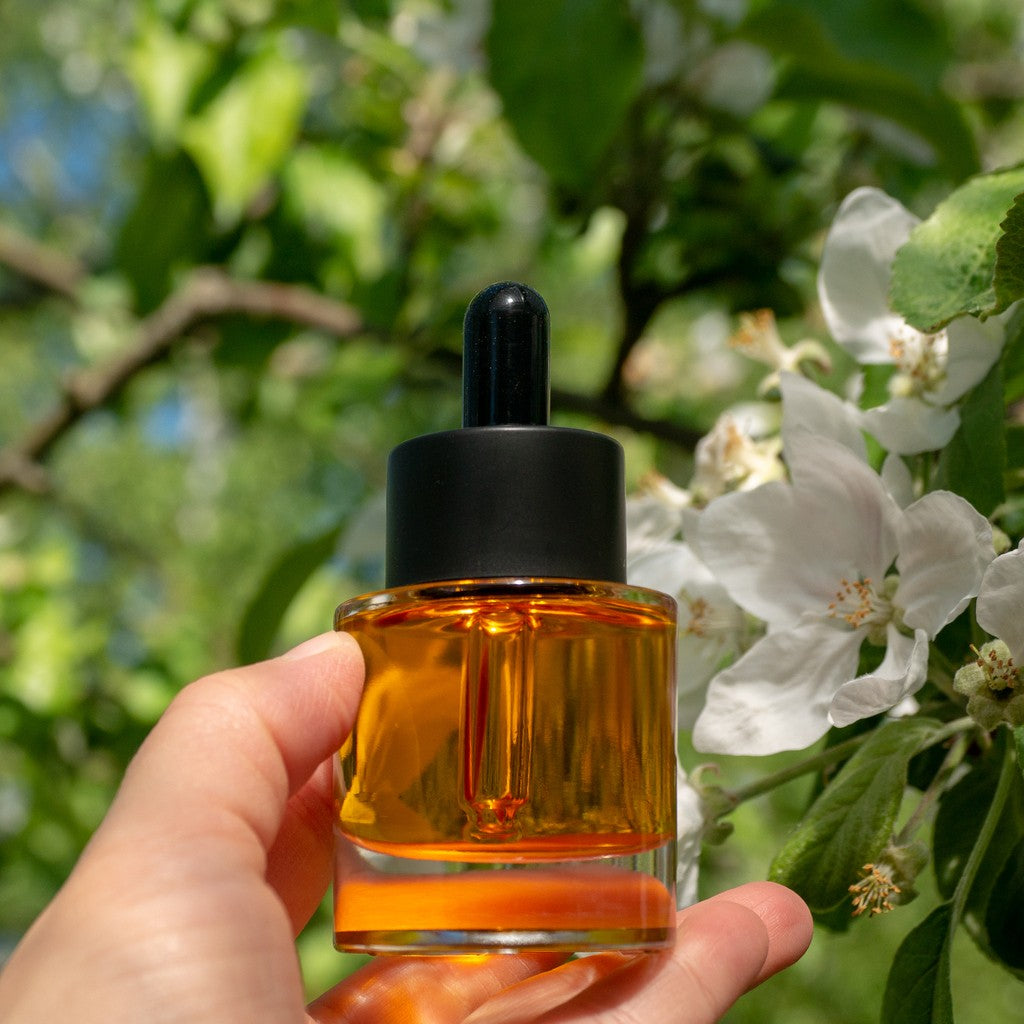 Suomessa käsityönä valmistettu Usva Cosmetics -kasvoöljy luonnonmukaisessa ympäristössä kuvattuna.