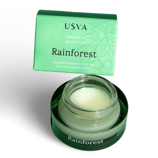 Lähikuva USVA Rainforest Beauty Balm puhdistusbalmin vaaleasta ja silkinpehmeästä koostumuksesta avatussa purkissa.