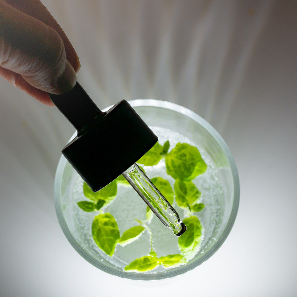 Usva Cosmetics Rainforest Omega Rich -öljyseerumi pipetillisessä lasipullossa