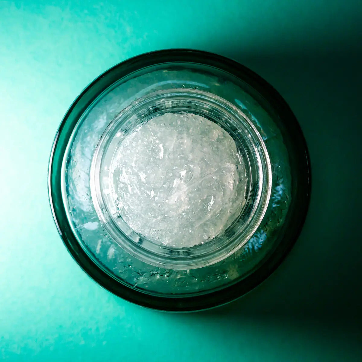 Ylhäältä päin kuvattu suomalaisen luonnonkosmetiikan USVA Soft Glow -kasvokuorinta raikkaalla vihreällä taustalla. Pakkauskoko 50ml.