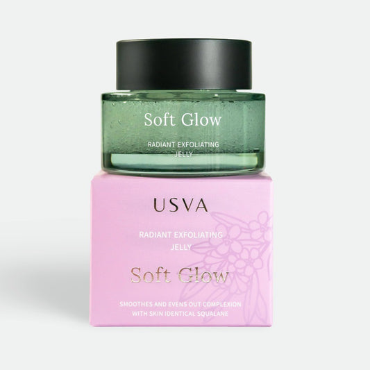 Suomalainen luonnonkosmetiikka -Usva Cosmetics Soft Glow -kasvokuorinta ja tyylikäs vaaleanpunainen tuotepakkaus.