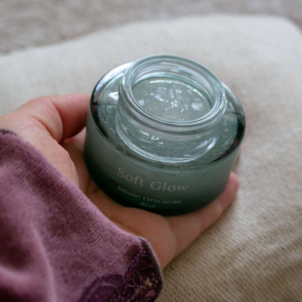 Suomalaista käsityötä oleva Soft Glow -kasvokuorinnan kirkas geelimäinen koostumus ja ekologiset risiinihelmet.
