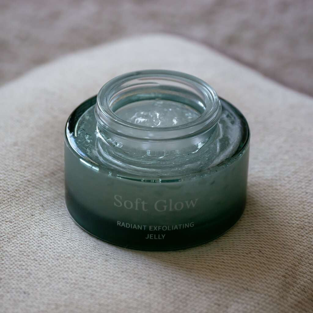 Kotimaisen luonnonkosmetiikan USVA Soft Glow Radiant Exfoliating Jelly -kasvokuorinta tyylikkäässä lasipurkissa.
